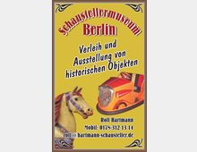 Plakat des Schaustellermuseums Berlin mit gelbem Hintergrund, rotem Schriftzug und dem Text „Verleih und Ausstellung von historischen Objekten“. Abgebildet sind ein Karussellpferd und ein stilisierter roter Autoscooter. Kontaktdaten von Rolf Hartmann sind am unteren Rand aufgeführt.