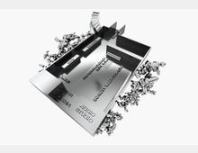 Silbernes, dreidimensionales Modell eines Grundrisses mit markierten Bereichen wie „Lounge“, „Bar“, „Audio Studio“ und „Make-up“. Rund um das Modell befinden sich dekorative metallische Formen, die wie schmelzendes Material wirken.