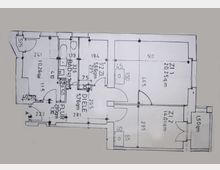 Grundriss einer Wohnung mit mehreren Zimmern, Flur, Diele, Bad und Küche. Größenangaben und Maße sind in Quadratmetern und Zentimetern eingetragen, Türen und Fenster sind eindeutig markiert.