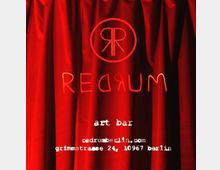 Roter Vorhang mit dem Schriftzug „REDRUM“ in leuchtendem Rot sowie einem Logo mit den Buchstaben „RR“ im oberen Bereich. Darunter Text in Weiß mit Angaben: „art bar“, einer Website (redrumberlin.com) und der Adresse „Grimmstraße 24, 10967 Berlin“.