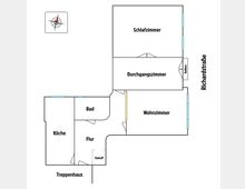 Grundriss einer Wohnung mit Küche, Bad, Flur, Wohnzimmer, Durchgangszimmer und Schlafzimmer. Ein Balkon ist an das Durchgangszimmer angeschlossen, und die Wohnung ist an die Richardstraße sowie ans Treppenhaus angebunden.