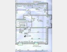 Grundriss eines Kellers mit mehreren Räumen, darunter ein Waschraum, ein Vorratsraum und ein Heizungsraum. Die Zeichnung zeigt genaue Maße, Türen, Treppenaufgänge und bauliche Details wie Lichtschächte und Wandstärken.