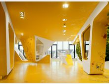 Ein moderner Innenraum mit leuchtend gelben Wänden, Decken und Böden, die mit weißen, organisch geformten Rahmen und verspielten Zeichnungen dekoriert sind. Große Fenster lassen natürliches Licht herein, und die Wände sind teilweise mit vertikalen Pflanzenelementen geschmückt.