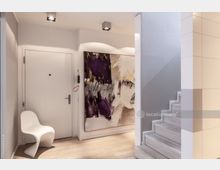 Moderner Eingangsbereich mit heller Wandgestaltung, einer weißen Tür, einem minimalistischen weißen Stuhl und einem großen abstrakten Gemälde in Lila-, Schwarz- und Gelbtönen. Rechts führt eine Treppe mit Holzstufen und beleuchteten Kanten nach oben.