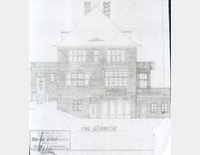 Architektonische Zeichnung einer Hausfassade mit Ziegelmuster im Stil eines Einfamilienhauses. Das Gebäude hat ein steiles Satteldach, mehrere Fenster in symmetrischer Anordnung, einen Eingangsbereich und einen seitlichen Anbau mit Balkon.