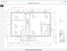 Architektonischer Grundriss eines Kellergeschosses, dargestellt mit Maßangaben, Raumbezeichnungen und Bauelementen wie Türen und Wänden. Technische Details wie Anschlüsse für Wasser, Strom und Heizung sowie legendenartige Symbole für Wandaufbau und Materialien sind ebenfalls sichtbar.