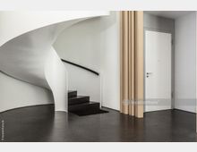 Moderne Inneneinrichtung mit einer weißen Wendeltreppe, schwarzen Stufen und einem minimalistischen Handlauf. Rechts befindet sich eine weiße Tür mit grauem Türrahmen sowie ein beigefarbener Vorhang, der einen Teil des Raumes verdeckt.