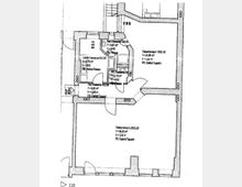 Grundriss einer Gewerbefläche mit mehreren Räumen, darunter ein großes Gewerbezimmer (56,05 m²), ein kleineres Gewerbezimmer, eine Küche, ein Bad und ein WC. Detaillierte Maße und Materialien wie Estrich/Teppich und Fliesen sind angegeben. Treppenaufgänge und Türöffnungen sind eingezeichnet.