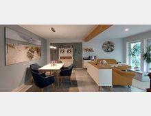 Heller Wohnraum in modernem Stil mit kombiniertem Ess- und Wohnzimmerbereich. Der Raum enthält einen Esstisch mit vier Stühlen, eine gelbe Couch, ein Sideboard und dekorative Regale; große Fenster lassen viel Tageslicht herein, und ein großes Bild mit Strandmotiv schmückt die Wand.