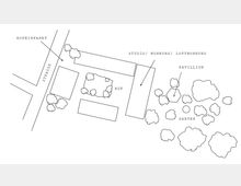 Skizze eines Gebäudekomplexes mit beschrifteten Bereichen: ein Studio/Wohnung/Loftwohnung, ein Pavillon und ein Garten. Der Hof liegt zentral, umgeben von Bäumen und einer Straßenzufahrt links.