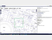 Digitale Flurkarte eines Berliner Stadtgebiets, dargestellt mit Grundstücksgrenzen, Gebäudeflächen und Flurstücknummern. Ein bestimmtes Grundstück ist grün umrandet, rechts befindet sich eine Legende mit Informationen zur Karte und Nutzung.