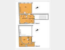 Grundriss eines zweistöckigen Wohnbereichs. Ebene 1 zeigt ein großes Wohnzimmer, ein Badezimmer, einen Flur und einen zusätzlichen Raum; Ebene 2 umfasst ein Schlafzimmer, ein weiteres Badezimmer und eine Terrasse. Ein Treppenaufgang verbindet die Ebenen, und ein Nordpfeil zeigt die Orientierung des Grundrisses an.