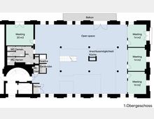 Grundriss eines 1. Obergeschosses mit einem großen Open-Space-Bereich, angrenzendem Balkon, mehreren Meetingräumen (14–20 m²), WC-Bereichen (Damen, Herren, Gäste), einer Dusche, einer Garderobe und einer möglichen Küchenanschlussstelle. Zentral befindet sich ein Treppenaufgang.