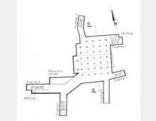 Grundriss eines Gebäudes mit mehreren Zugängen (Zugang 1-6), Aufzügen und einer als "Bedürfnisanstalt" gekennzeichneten Bereich. Der Plan zeigt Linien und Punkte zur Raumaufteilung sowie eine Nordpfeil-Markierung.