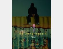 Eine Person in schwarzer Kleidung sitzt auf einem gelben Container, der mit Graffiti bemalt ist. Über das Bild liegen Textelemente mit der Aufschrift „B1 Gewerbepark Film Location“ sowie eine Adresse und Telefonnummer.