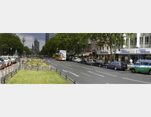 Eine belebte städtische Straße mit mehreren Fahrspuren und parkenden Autos, flankiert von Geschäften und Bäumen. Im Hintergrund ist die Ruine der Kaiser-Wilhelm-Gedächtniskirche zu sehen, und im Vordergrund befindet sich eine Grünfläche mit Fahrradständern.