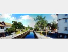 Panoramaaufnahme eines Schleusenkanals mit Wasser in der Mitte, flankiert von gepflasterten Wegen, Grünflächen und Bäumen. Links befindet sich ein Gebäude mit roten Ziegeldächern, rechts ein rundes, weiß verputztes Gebäude mit Fenstern. Im Hintergrund erstreckt sich der Kanal in eine baumbestandene Landschaft.