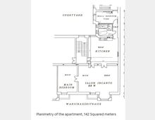 Grundriss einer 142 Quadratmeter großen Wohnung mit einem Hauptschlafzimmer, einem kleinen Schlafzimmer, einer Küche, einem 55 Quadratmeter großen Salon und einem Badezimmer. Die Wohnung hat Eingänge zur Warschauer Straße und einen Zugang zum Innenhof.