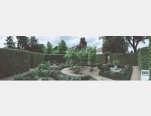Ein formaler Garten mit symmetrisch angelegten Beeten, umgeben von hohen Hecken. In der Mitte befindet sich eine Metallkonstruktion, umgeben von verschiedenen Pflanzen und Rosen; im Hintergrund sind Bäume und ein Gebäude sichtbar.