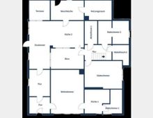 Grundriss eines Hauses mit mehreren Räumen, darunter Wohnzimmer, Esszimmer, Büro, Gästezimmer, zwei Küchen, zwei Badezimmer, Waschküche, Heizungsraum, Terrasse und zwei Abstellräume. Der Plan zeigt Türen, Flure und eine Treppe.