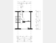 Grundriss eines Gebäudes mit zwei Zimmern, einem Bad, einem Flur und einer Wendeltreppe. Maße und Beschriftungen sind angegeben, inklusive Hausbreite von 6 Metern und Abmessungen der einzelnen Räume.