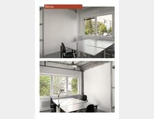 Zwei Büros mit minimalistischer Einrichtung, bestehend aus weißen Tischen und schwarzen Bürostühlen. Große Fenster lassen Tageslicht herein und bieten Blick auf Grünflächen und Gebäude im Hintergrund.