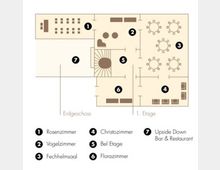 Grundriss einer zweistöckigen Veranstaltungsfläche mit beschrifteten Räumen: Im Erdgeschoss befinden sich das Rosenzimmer, das Vogelzimmer und der Fichtelsaal sowie eine Treppe in die obere Etage. Im 1. Stock sind das Christa-Zimmer, das Bel Etage, das Flora-Zimmer und die "Upside Down Bar & Restaurant" eingezeichnet.