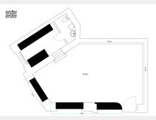 Grundriss eines rechteckigen Raumes mit einer Fläche von 46 Quadratmetern, einschließlich eines separaten Badezimmers mit Toilette und Waschbecken. Die angegebenen Maße sind 8 x 5,3 Meter für den Hauptraum und 2,9 Meter für einen seitlichen Bereich.