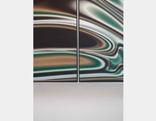 Zwei vertikale Paneele mit abstrakten, wellenförmigen Mustern in Braun-, Grün- und Weißtönen, eingerahmt von schwarzen Linien, die sich auf einem glatten, hellgrauen Boden befinden.