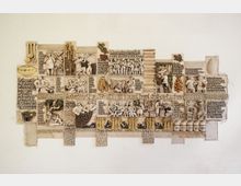 Keramisches Wandrelief mit Darstellungen von Alltagsszenen und Sprichwörtern, umgeben von stilisierten landwirtschaftlichen Motiven wie Kornähren, Feldfrüchten und Weinreben; die einzelnen Felder zeigen handwerkliche Arbeit, Essen und zwischenmenschliche Interaktionen. Das Relief ist auf einer beigen Wand montiert, und einige Bereiche der Wand zeigen sichtbare Schäden.