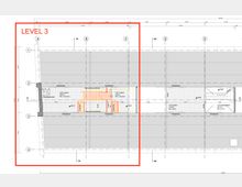Architektonischer Grundriss eines Gebäudes, Ebene 3, mit hervorgehobenem zentralem Bereich in einem roten Rahmen. Der Plan zeigt strukturierte Gitterflächen, Beschriftungen wie "Schiebefenster" und Maße für Räume sowie Tragstrukturen.