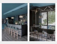 Linkes Bild: Eine moderne Bar in einem Innenraum mit dunklem Holzfußboden, grünen Barhockern und hängenden Lampen. Im Hintergrund befinden sich offene Regale mit Gläsern und Dekorationsgegenständen.  
Rechtes Bild: Ein Essbereich mit einem dunklen Holztisch und passenden Stühlen, neben einem Fenster mit Lamellenjalousien. Pflanzen und dekorative Elemente sind auf dem Tisch platziert.