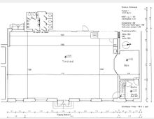 Grundriss eines Gebäudes mit einem großen Tanzsaal in der Mitte, flankiert von Büro-, Küchen- und Sanitärbereichen. Der Plan enthält Maßangaben in Zentimetern sowie Kennzeichnungen wie „WC-Herren“, „WC-Damen“ und einen Eingang an der Pankstraße.