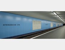 U-Bahn-Station mit einem langen, schmalen Bahnsteig und blau gefliesten Wänden, auf denen der Stationsname „Afrikanische Str.“ in schwarzen Buchstaben steht. Die Decke ist mit weißen, rechteckigen Leuchtstofflampen beleuchtet, und die Schienen verlaufen parallel zum Bahnsteig.