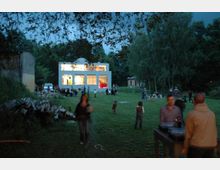 Eine moderne, weiß beleuchtete Villa mit großen Fenstern steht inmitten einer offenen, grasbewachsenen Fläche, umgeben von Bäumen im Halbdunkel. Im Vordergrund sind verstreut stehende Menschen und Gruppen sichtbar, die sich scheinbar in einer geselligen Atmosphäre im Freien aufhalten.