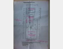 Grundriss eines Souterrain-Geschäftslokals in der Bergmannstraße 58, mit eingezeichneten Räumen wie Aufenthaltsraum, Büro, Bad/Toilette, Ladenfläche und Küche. Handschriftliche Notizen in rosa markieren Funktionen wie "Waschstraße", "Veranstaltungen/Essen", und die Platzierung von Möbeln.