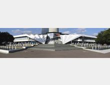 Ein modernes Gebäude mit auffälligen weißen, gefalteten Fassadenelementen, flankiert von symmetrischen Wasserbecken mit mehreren Fontänen. Im Hintergrund ist ein Fernsehturm sichtbar, umgeben von Bäumen und freiem Himmel.