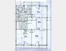 Grundriss einer Etage eines Wohnhauses mit mehreren Räumen, darunter Schlafzimmer, Badezimmer, Gästezimmer, Arbeitszimmer und Ankleidezimmer. Der Plan zeigt die Raumaufteilung, Türen, Fenster und Treppen sowie genaue Maße der einzelnen Bereiche.