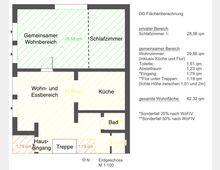 Grundriss eines Erdgeschosses mit Raumaufteilungen und Flächenangaben. Es gibt Bereiche wie einen gemeinsamen Wohnbereich (28,58 qm), ein Schlafzimmer (28,58 qm), einen Wohn- und Essbereich (29,86 qm), eine Küche, ein Bad, einen Abstellraum sowie den Eingang und eine Treppe. Flächenberechnungen und Sonderfälle gemäß WoFIV sind rechts aufgeführt.