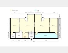 Grundriss eines Gebäudes mit fünf Räumen, darunter Küche, WC und Bar. Die gelben Bereiche repräsentieren Ausstellungflächen, der blaue Bereich dient als Lager; Abmessungen und Türen sind markiert.