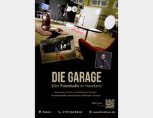 Ein modernes Fotostudio mit professioneller Beleuchtungsausrüstung, hellen Lampen, Reflektoren und Kamerastativen, umgeben von industriellen Wänden und großen Fenstern. Im Vordergrund sind Möbel und Teppiche zu sehen, die dem Raum eine stilvolle Atmosphäre verleihen. Text verweist auf "Die Garage", ein Fotostudio in Ketzin, das verschiedene Fotografie-Dienstleistungen anbietet.