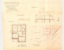 Architektonischer Grundriss eines Wohnhauses mit handschriftlichen Notizen und Maßeintragungen. Dargestellt sind der Grundriss des Erdgeschosses, ein Querschnitt des Gebäudes, sowie die Lage des Neubaus auf einem Grundstück, einschließlich angrenzender Straßen und Grundstücksgrenzen.