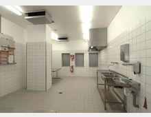 Industrieküche mit gefliesten Wänden und Boden, ausgestattet mit Edelstahlspülen, Wandarmaturen und einer Dunstabzugshaube. Im Hintergrund befinden sich drei Fenster, ein Feuerlöscher und ein Wandsystem für Hygieneartikel.