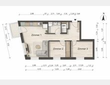 Grundriss einer Wohnung mit drei Zimmern (Zimmer 1–3), einem Bad und einem Eingangsflur; Zimmer 1 ist als Wohnküche mit Küchenzeile und Sitzbereich dargestellt. Links befindet sich ein kleiner Balkon, und entlang der Wände sind Türen, Fenster sowie Maßangaben und eine Nordpfeil-Markierung eingezeichnet.