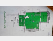 Grundrisszeichnung eines Obergeschosses mit grün hervorgehobenen Räumen, darunter ein Wintergarten, ein Schlafzimmer und ein zentraler Wohnbereich. Zusätzliche Beschriftungen und Maßangaben markieren die Flächen und Abmessungen.