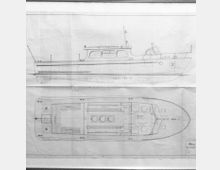 Technische Zeichnung eines Bootsdesigns, dargestellt in zwei Ansichten: Seitliche Außenansicht oben und Aufsicht von oben unten. Detaillierte Linien und Beschriftungen zeigen das Layout des Rumpfes, die Kabine und technische Komponenten.