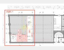 Technische Bauzeichnung eines Grundrisses für das "Level 1" eines Gebäudes, mit detaillierten Maßangaben, Raumaufteilungen und Kennzeichnungen. Der Plan enthält markierte Bereiche, wie einen rot umrahmten Abschnitt, sowie verschiedene Beschriftungen zu Höhen, Flächen und technischen Elementen.