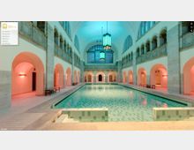 Innenraum eines historischen Schwimmbads mit einem rechteckigen Becken aus grünen Fliesen, hohen Gewölbedecken, großen Fenstern und Bögen. Die Wände sind in warmem Licht beleuchtet, und an der Decke hängen große, grüne Kronleuchter.