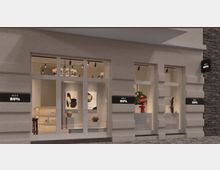 Fassade einer modernen Kunstgalerie mit dem Namen „Art Nova“, bestehend aus großen Fenstern, die den Blick auf beleuchtete Skulpturen, Vasen und abstrakte Gemälde im Innenraum freigeben. Außen sind helle Wände und ein strukturierter Steinbereich rechts zu sehen.