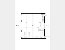 Grundriss eines rechteckigen Gebäudes mit Eingängen im Norden ("Wassertorstr.") und Süden ("Innenhof"). Der Raum ist in zwei große Bereiche unterteilt, enthält kleinere Bereiche für Lagerung, zwei Toiletten und einen Bereich mit elektrischer Versorgung ("32A"). Ein Notausgang befindet sich im Süden.